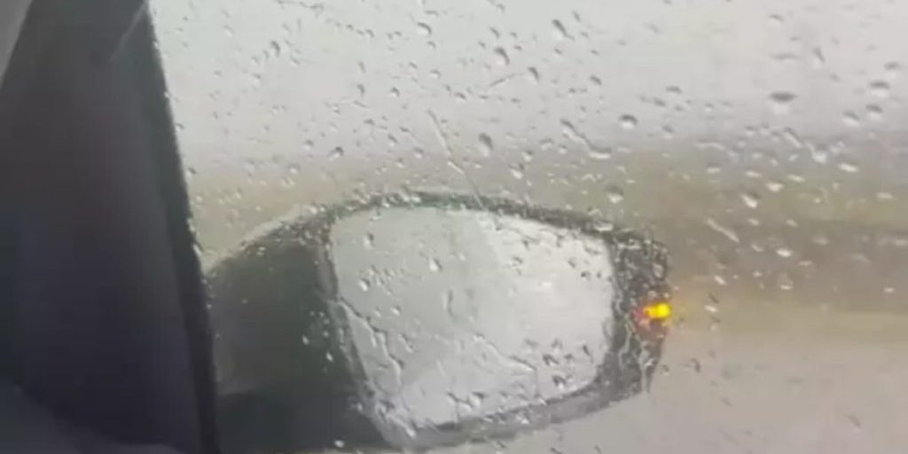 Pioggia intensa sulla strada M-4 in Russia: avviso di condizioni di guida difficili e possibili conseguenze sulla sicurezza stradale