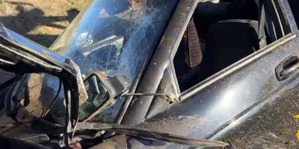 Полицейские Калмыкии работают на месте аварии, в которой погибли двое подростков