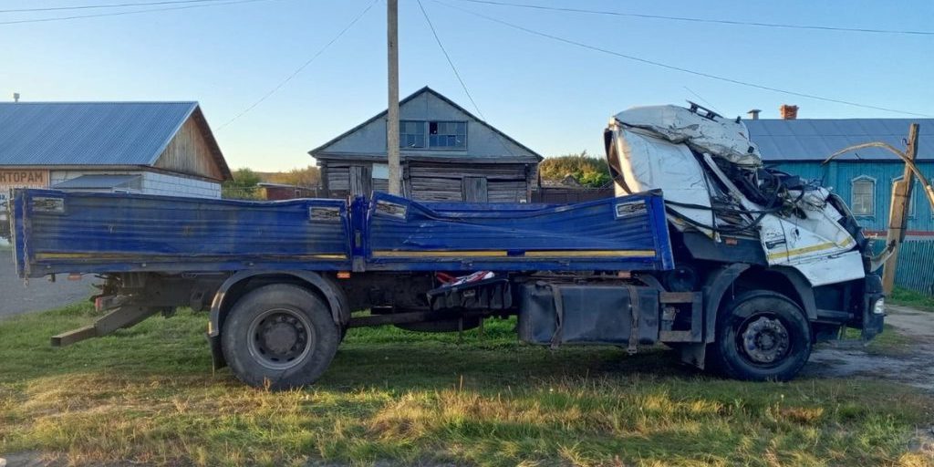 Incidente stradale nella regione di Tambov: un camion perde il controllo e si capovolge, sollevando preoccupazioni sulla sicurezza stradale