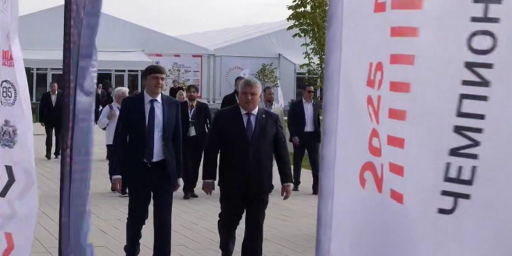 Дронов и Кравцов осмотрели площадки Чемпионата высоких технологий