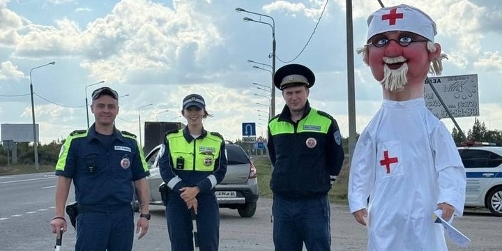 Сотрудники ГАИ в Вологде раздали водителям минералку и полезные памятки