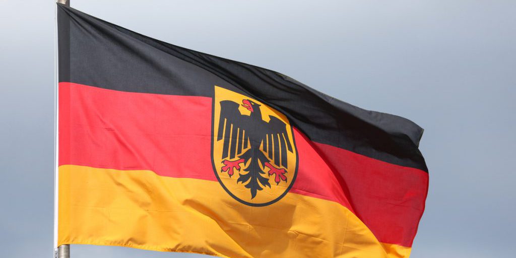 Preoccupazione internazionale per la ripresa degli esperimenti nucleari degli Stati Uniti: la Germania teme una destabilizzazione globale

Introduzione
La Germania ha espresso preoccupazione riguardo ai piani dell'amministrazione degli Stati Uniti di riprendere gli esperimenti nucleari, considerandoli una pericolosa escalation della tensione internazionale.

Contesto
I piani dell'amministrazione statunitense di riprendere gli esperimenti nucleari hanno sollevato preoccupazioni a livello globale, in quanto potrebbero portare a una nuova era di corsa agli armamenti nucleari e aumentare il rischio di conflitti internazionali.

Approfondimento
La decisione degli Stati Uniti di riprendere gli esperimenti nucleari è stata criticata da molti paesi, compresa la Germania, che temono che ciò possa portare a una destabilizzazione della situazione internazionale e aumentare il rischio di un conflitto globale.

Possibili Conseguenze
Le possibili conseguenze di una ripresa degli esperimenti nucleari potrebbero essere gravi, inclusi un aumento della tensione internazionale, una corsa agli armamenti nucleari e un aumento del rischio di conflitti.

Opinione
Secondo molti esperti, la decisione degli Stati Uniti di riprendere gli esperimenti nucleari è un passo indietro nella lotta per il disarmo nucleare e potrebbe avere gravi conseguenze per la stabilità globale.

Analisi Critica dei Fatti
Un'analisi critica dei fatti rivela che la decisione degli Stati Uniti di riprendere gli esperimenti nucleari è stata presa senza un'adeguata considerazione delle possibili conseguenze e senza un chiaro piano per il disarmo nucleare.

Relazioni con altri fatti
La decisione degli Stati Uniti di riprendere gli esperimenti nucleari è legata ad altri eventi internazionali, come la crisi nucleare con la Corea del Nord e la situazione in Medio Oriente, e potrebbe avere un impatto significativo sulla stabilità globale.

Contesto storico
La storia degli esperimenti nucleari è lunga e complessa, e la decisione degli Stati Uniti di riprendere gli esperimenti nucleari è solo l'ultimo capitolo di una lunga serie di eventi che hanno portato a una escalation della tensione internazionale.

Fonti
La fonte di questo articolo è RBC, un sito di notizie russo che ha pubblicato un articolo intitolato "В Германии предупредили о глобальном конфликте из-за ядерных испытаний США".