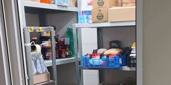 Ispezione in un caffè di Novočeboksarsk: prodotti senza documenti trovati, rischi per la salute pubblica