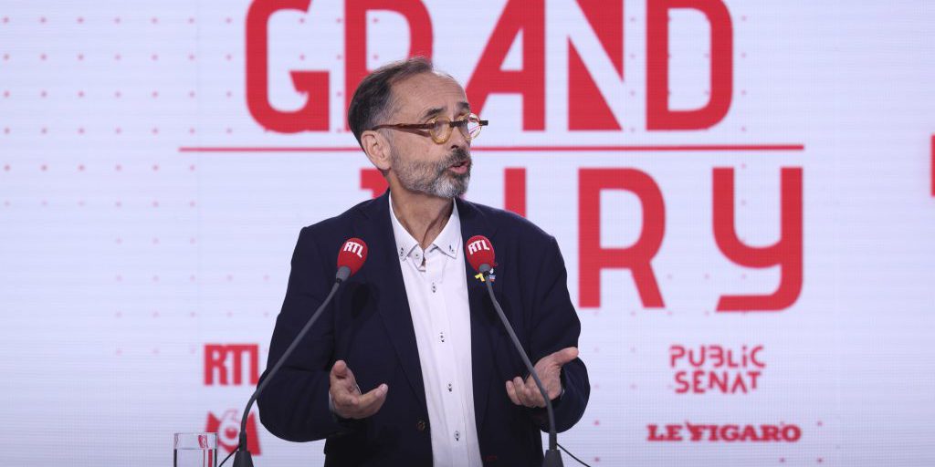 «Impossible de faire autrement» : Robert Ménard souhaite une démission d’Emmanuel Macron pour sortir de la crise politique