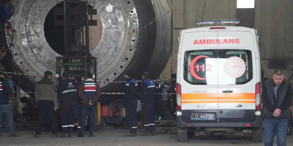 Due operai morti sotto una lastra di metallo di 3 tonnellate a Kırıkkale