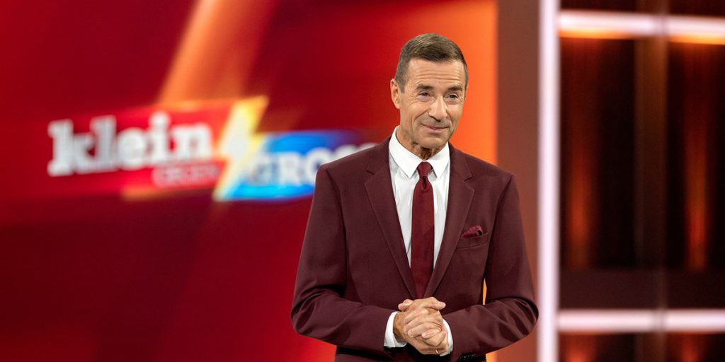 Partecipante Sconosciuta Attira l'Attenzione Prima della Trasmissione Televisiva ARD Klein gegen Groß