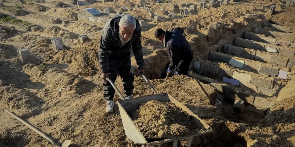 Un sepolatore di 65 anni a Gaza racconta di aver sepolto 18.000 persone, tra cui figlio e fratello, durante le operazioni militari israeliane