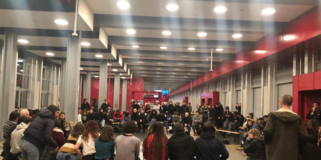 Palazzo Nuovo chiuso per il corteo: studenti occupano l’edificio in attesa del corteo nazionale dei centri sociali