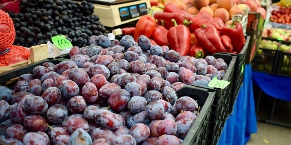 "Mercati alimentari di Barnaul: prepararsi all'inverno con verdure fresche e conserve"