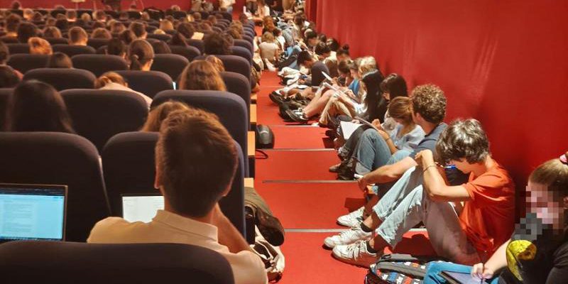 Aule insufficienti per la facoltà di Psicologia: studenti si trovano a sedersi sul pavimento e in sale di cinema