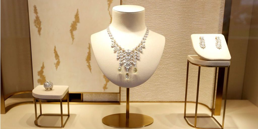 Richemont registra crescita delle vendite del 14 % nel secondo trimestre, superando le previsioni degli analisti