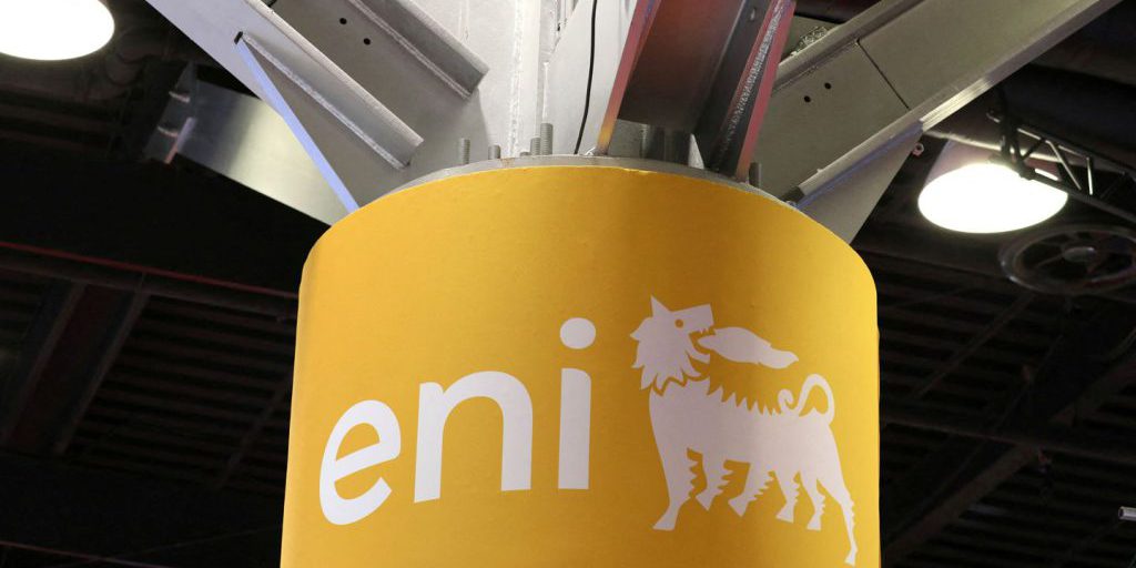 Eni registra un aumento significativo dell'utile netto nonostante lo scenario economico sfavorevole

Approfondimento
L'aumento dell'utile netto di Eni può essere attribuito a una combinazione di fattori, tra cui la gestione efficiente dei costi e l'aumento della produzione di petrolio e gas. Il gruppo ha inoltre beneficiato di un contesto di mercato favorevole, nonostante le sfide economiche globali.

Possibili Conseguenze
I risultati positivi di Eni potrebbero avere un impatto positivo sul mercato azionario e sulla fiducia degli investitori. Inoltre, il piano di buyback rivisto al rialzo potrebbe influenzare la strategia di investimento del gruppo e la sua capacità di generare valore per gli azionisti.

Opinione
I risultati di Eni sono un segnale positivo per il settore energetico e per gli investitori. Tuttavia, è importante considerare il contesto economico globale e le sfide che il gruppo potrebbe affrontare in futuro.

Analisi Critica dei Fatti
L'analisi dei risultati di Eni richiede una valutazione critica dei fattori che hanno contribuito al successo del gruppo. È importante considerare la gestione dei costi, la strategia di investimento e la capacità di adattamento del gruppo alle sfide economiche.

Relazioni con altri fatti
I risultati di Eni sono collegati ad altri eventi economici e di settore. Ad esempio, la crescita della domanda di energia e la volatilità del prezzo del petrolio possono influenzare la strategia del gruppo e i suoi risultati.

Contesto storico
Il settore energetico ha subito significative trasformazioni negli ultimi anni, con una crescente attenzione alla sostenibilità e alla riduzione delle emissioni di gas serra. Eni ha dovuto adattarsi a questo contesto, investendo in tecnologie più pulite e riducendo la sua impronta ambientale.

Fonti
La fonte di questo articolo è Il Sole 24 Ore. Per ulteriori informazioni, si può consultare l'articolo originale sul sito web del quotidiano.