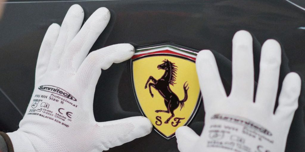 Ferrari: nel 2030 ricavi a 9 miliardi e 20% offerta elettrica. Le azioni affondano in Borsa