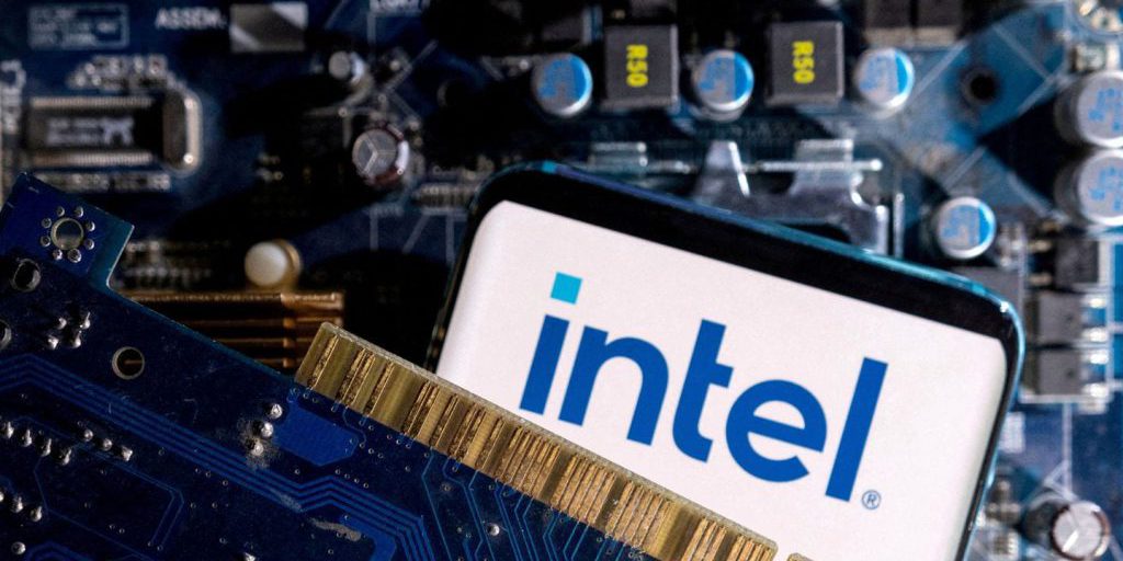 "Trump annuncia: il governo USA acquisisce il 10% delle azioni di Intel per la sicurezza nazionale"