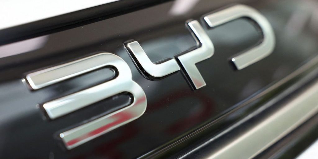 Byd sotto pressione: concorrenza in Cina e rischi dalle regole Ue