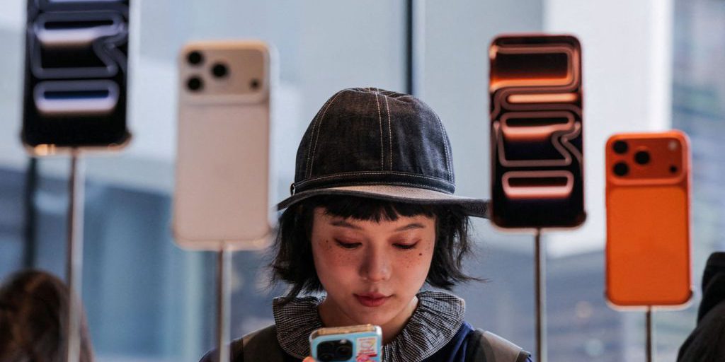 Apple sfonda i 4000 miliardi di dollari di capitalizzazione grazie al successo degli iPhone 17