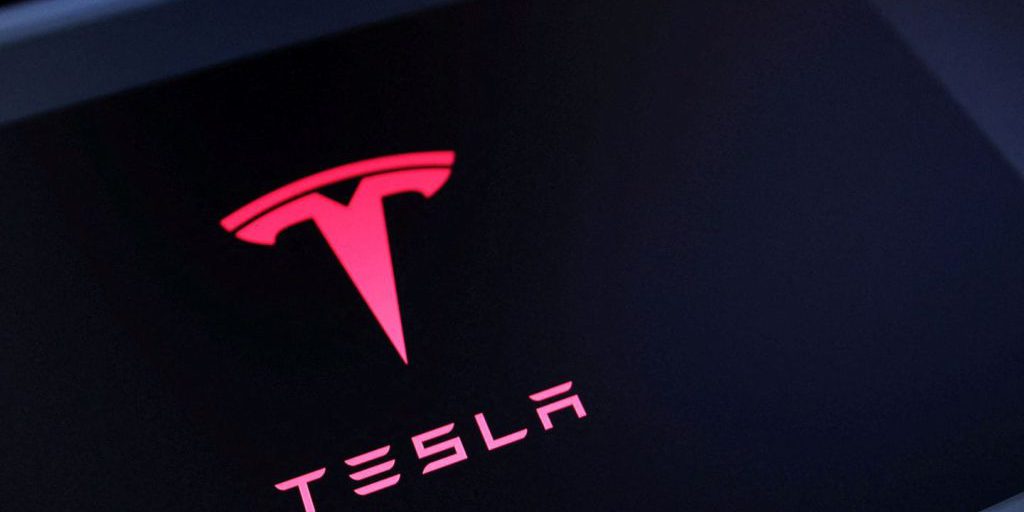 Tesla supera le attese con ricavi record di 28,1 miliardi di dollari, ma profitti calano