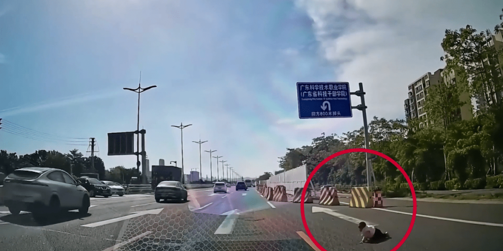 Bambino in pericolo: striscia lungo la carreggiata di un'autostrada cinese