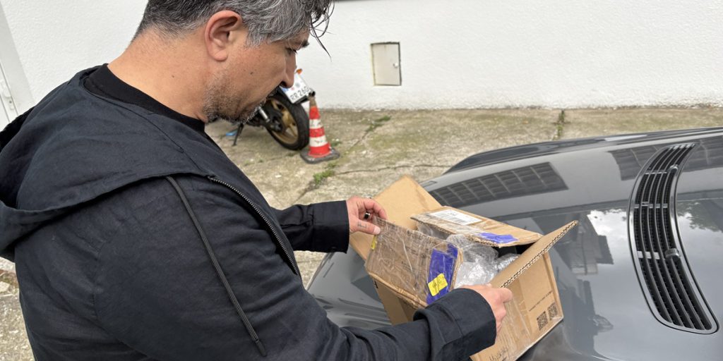 Lotto-König Chico öffnet Karton vor der Haustür – er traut seinen Augen kaum