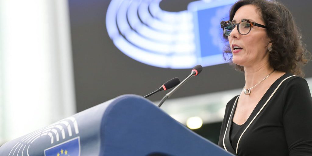 Bruxelles presenta la nuova strategia per la comunità Lgbtqi+, focus su odio online e pratiche di conversione