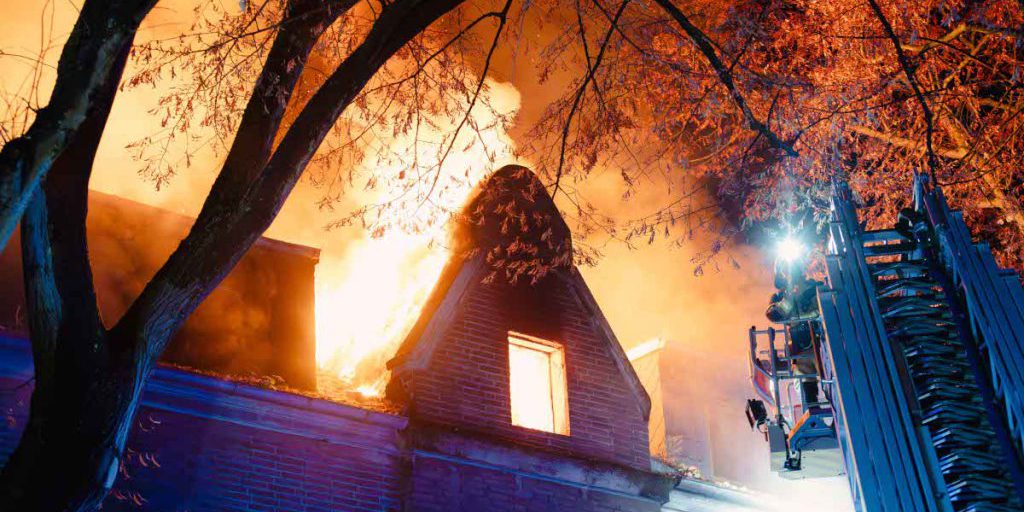 Incendio di grande intensità a Gelsenkirchen: vigili del fuoco in azione