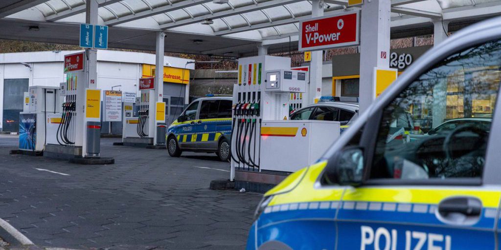 Rapina a una stazione di servizio a Essen: polizia in cerca dei rapinatori