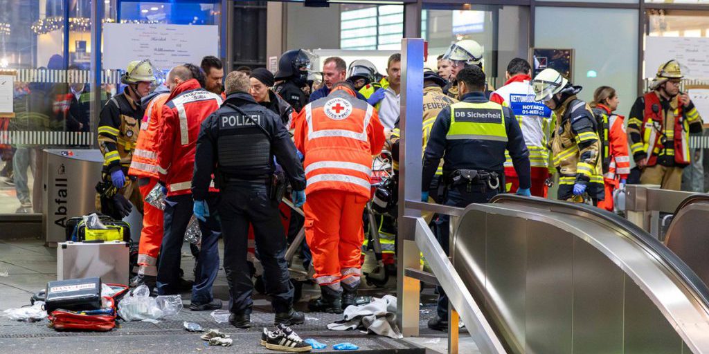 Attacco con coltello al treno principale di Essen: vittime pugnalate nella schiena