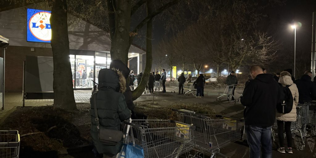 Corsa per i fuochi d'artificio nel Ruhrgebiet: clienti abbandonano la fila dopo cinque minuti