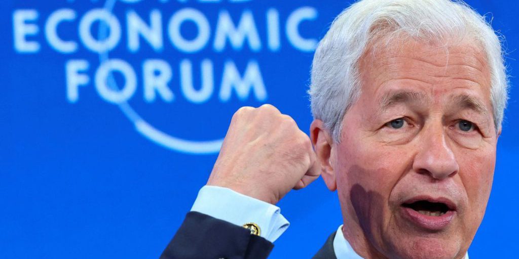 Jamie Dimon critica l'ICE e le politiche di immigrazione al World Economic Forum