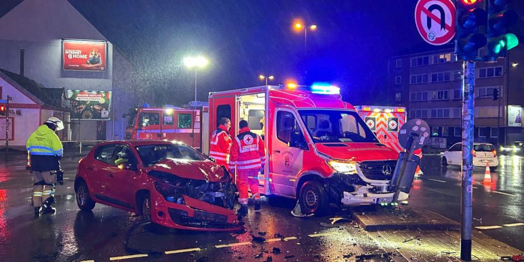 Incidente grave a Essen: auto entra in collisione con ambulanza, feriti paziente e due soccorritori