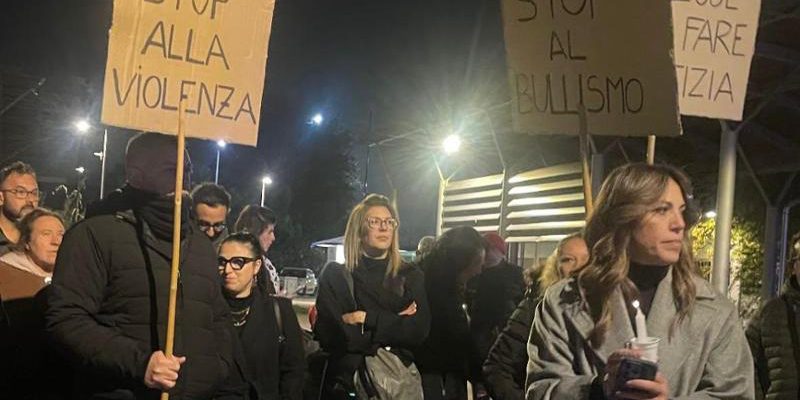 Fiaccolata di solidarietà per il quindicenne rapito e torturato a Moncalieri: la comunità si mobilita per la giustizia e la sicurezza dei minori