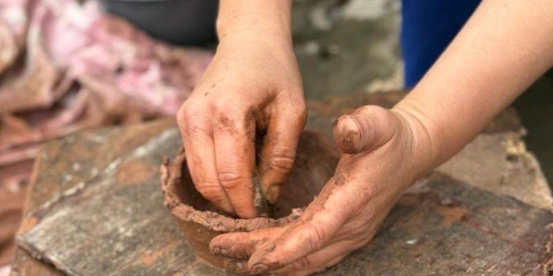 Donne di Sejnane presentano le loro ceramiche a Torino
