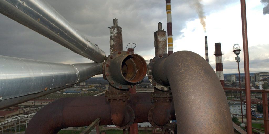 В Европе загорелся завод, перерабатывающий российскую нефть