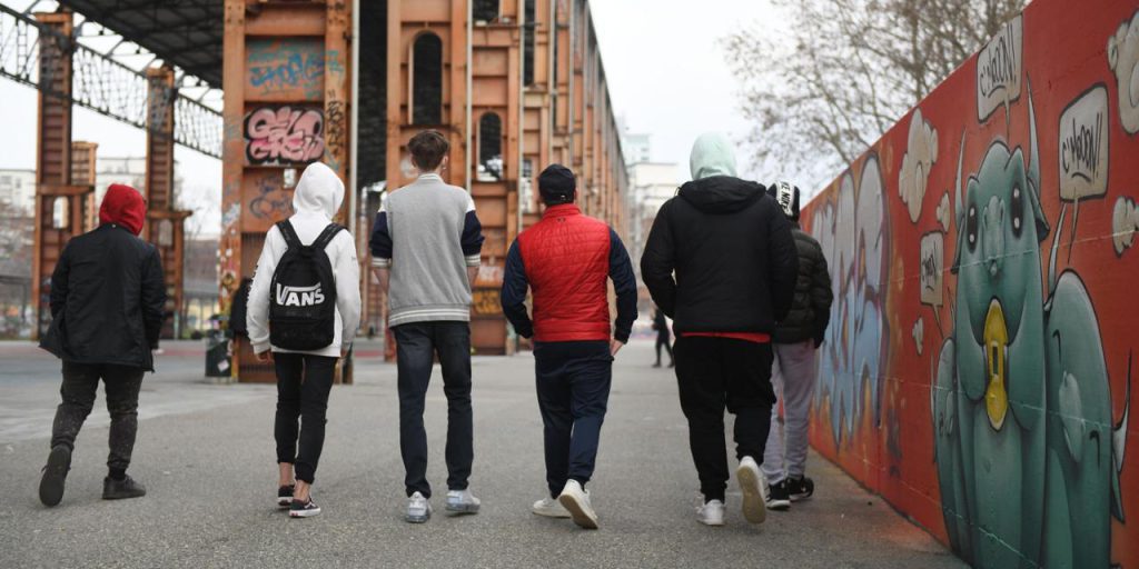 Grave episodio di violenza a Torino: un 15enne sequestrato e seviziato da una baby gang