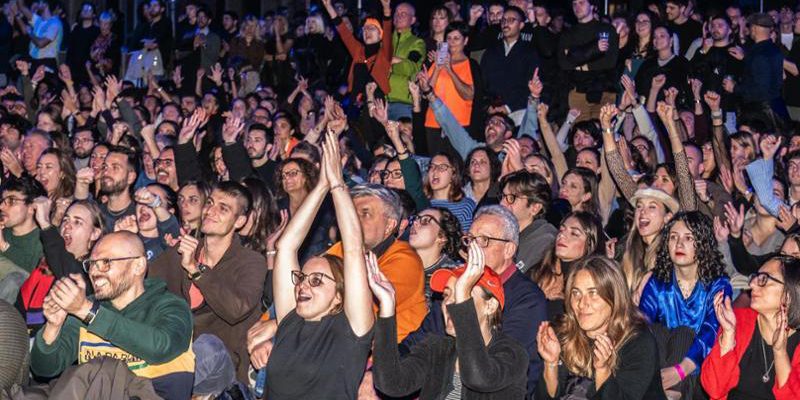 Jannik Sinner vince le ATP Finals: festeggiamenti a Torino davanti all'Ogr