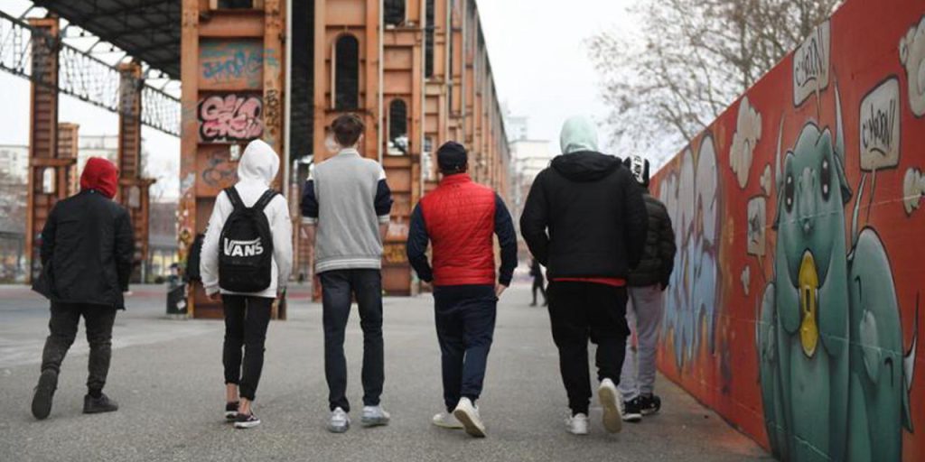 Identificati i responsabili dell'aggressione a un minore durante la notte di Halloween: tre coetanei coinvolti in una baby gang

Approfondimento
L'indagine ha rivelato che i tre ragazzi coinvolti nell'aggressione a un 15enne durante la notte di Halloween appartengono a una baby gang già nota alle forze dell'ordine. Ciò solleva interrogativi sulla sicurezza e sul controllo delle gang giovanili nella zona.

Possibili Conseguenze
Le conseguenze di questo evento potrebbero essere gravi, sia per i responsabili che per la comunità. I tre ragazzi coinvolti potrebbero affrontare severe sanzioni legali, mentre la comunità potrebbe essere scossa dalla consapevolezza della presenza di gruppi violenti tra i giovani.

Opinione
La notizia desta preoccupazione per la sicurezza dei minori e per il clima di violenza che sembra aleggiare in alcune aree. È fondamentale che le autorità e la comunità lavorino insieme per prevenire simili episodi e offrire supporto ai giovani per distoglierli dalla violenza.

Analisi Critica dei Fatti
L'analisi dei fatti rivela una serie di questioni relative alla sicurezza pubblica e al benessere dei minori. La presenza di baby gang e il loro coinvolgimento in atti di violenza richiedono un'attenta valutazione delle strategie di prevenzione e intervento.

Relazioni con altri fatti
Questo evento può essere collegato ad altri episodi di violenza giovanile verificatisi nella zona, suggerendo un pattern di comportamento che necessita di essere affrontato con urgenza. La comprensione di questi collegamenti può aiutare a sviluppare strategie più efficaci per contrastare la violenza tra i giovani.

Contesto storico
Il contesto storico rivela una crescente preoccupazione per la sicurezza dei minori e la necessità di interventi mirati per prevenire la violenza giovanile. Eventi simili nel passato hanno sollevato l'attenzione sulle esigenze di supporto e guida per i giovani.

Fonti
La fonte di questo articolo è La Stampa. L'articolo originale può essere consultato al link https://www.lastampa.it/torino/2025/11/03/news/rapimento_tortura_baby_gang_torino_indagati-15379616/.