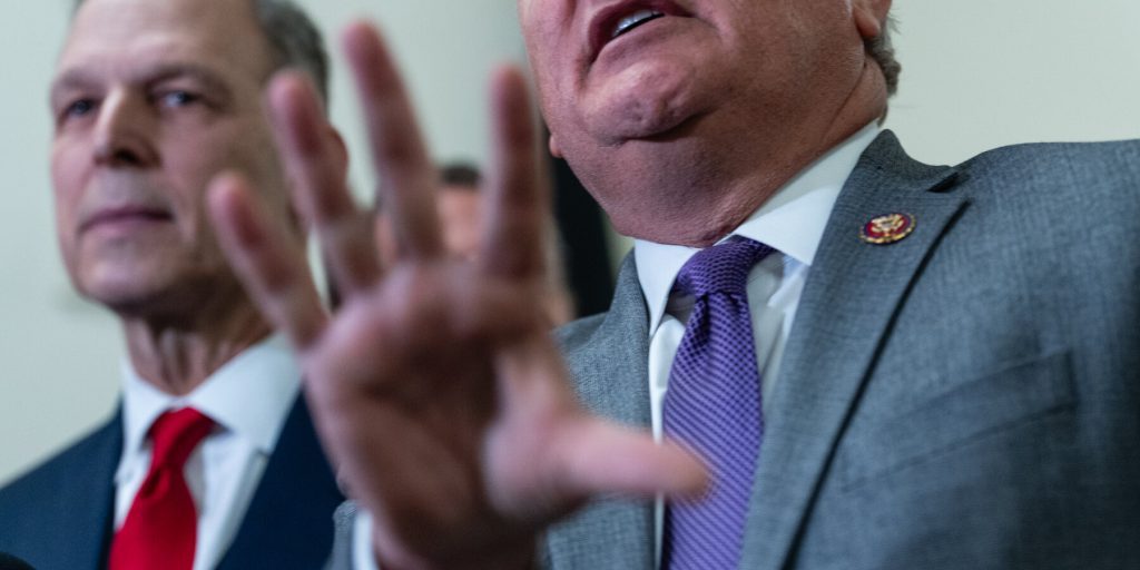 Comer rifiuta intervista a Clinton su Epstein, prepara voto di disubbiorno