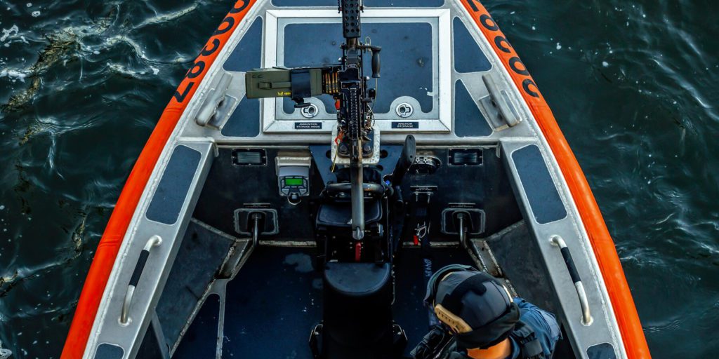 Coast Guard riduce la definizione di simboli di odio e elimina le protezioni per i militari transgender