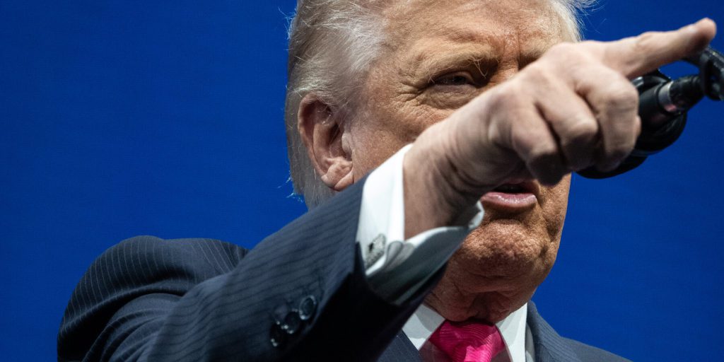 Trump accusa i democratici di sedizione per il suo messaggio ai militari