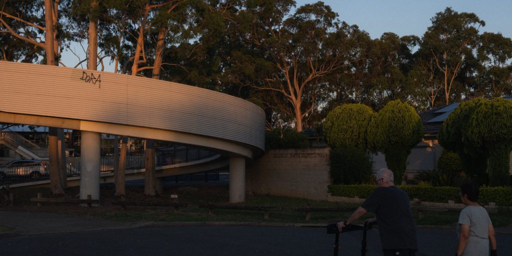 Bondi in shock dopo l'attacco: sospetti identificati come Sajid e Naveed Akram