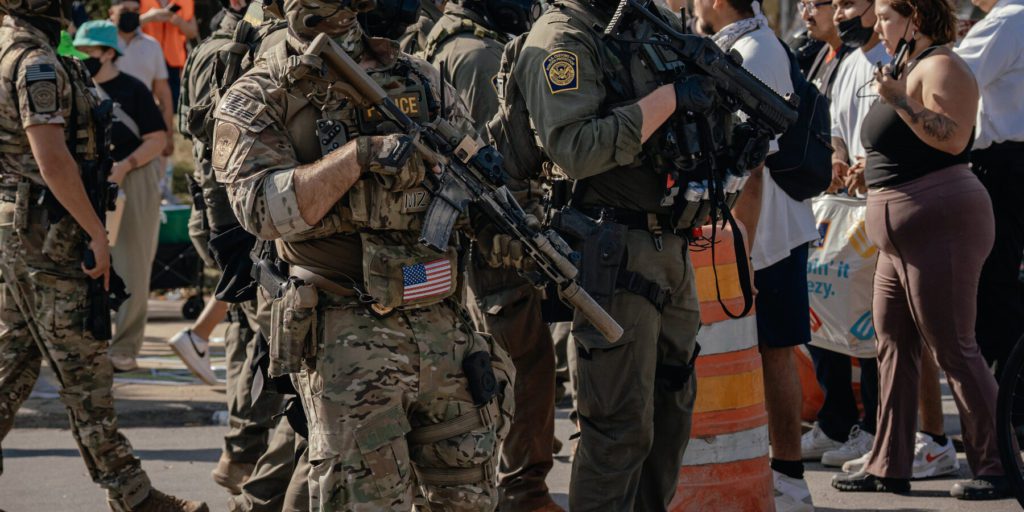 Autorità federali abbandonano il processo contro i conducenti coinvolti nella sparatoria di Chicago per motivi di immigrazione