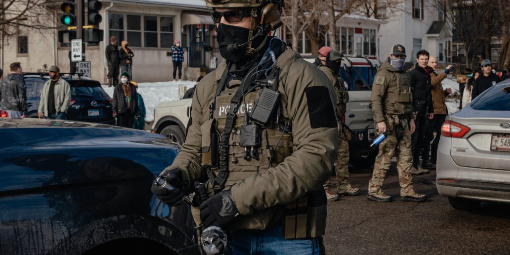 Poliziotti del Minnesota criticano le tattiche federali di ICE durante l'aumento delle operazioni