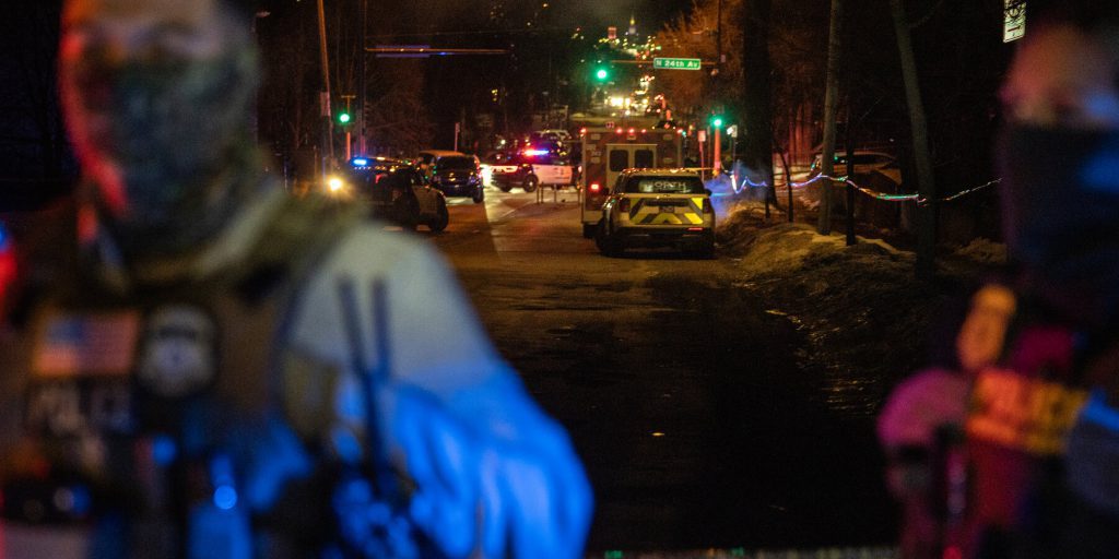 ICE agenti sparano a Minneapolis dopo essere stati aggrediti con scopa e pala