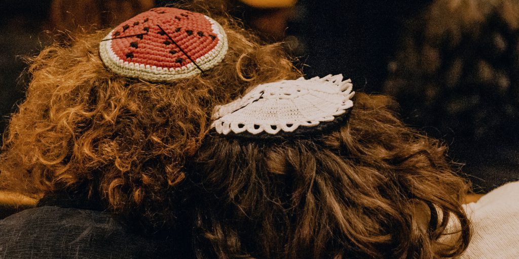 Incendio in sinagoga del Mississippi: un attacco di odio e la forza della comunità