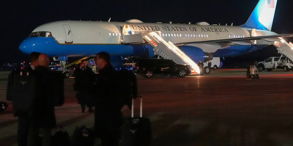 Air Force One rientra a Washington a causa di un problema elettrico minore