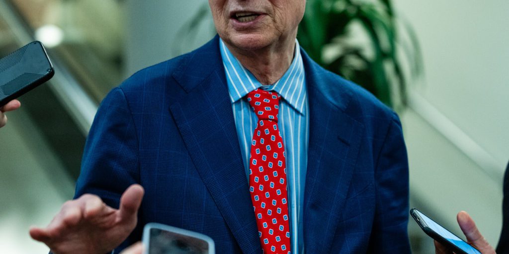 Wyden chiede indagine su JPMorgan Chase per transazioni sospette legate a Epstein