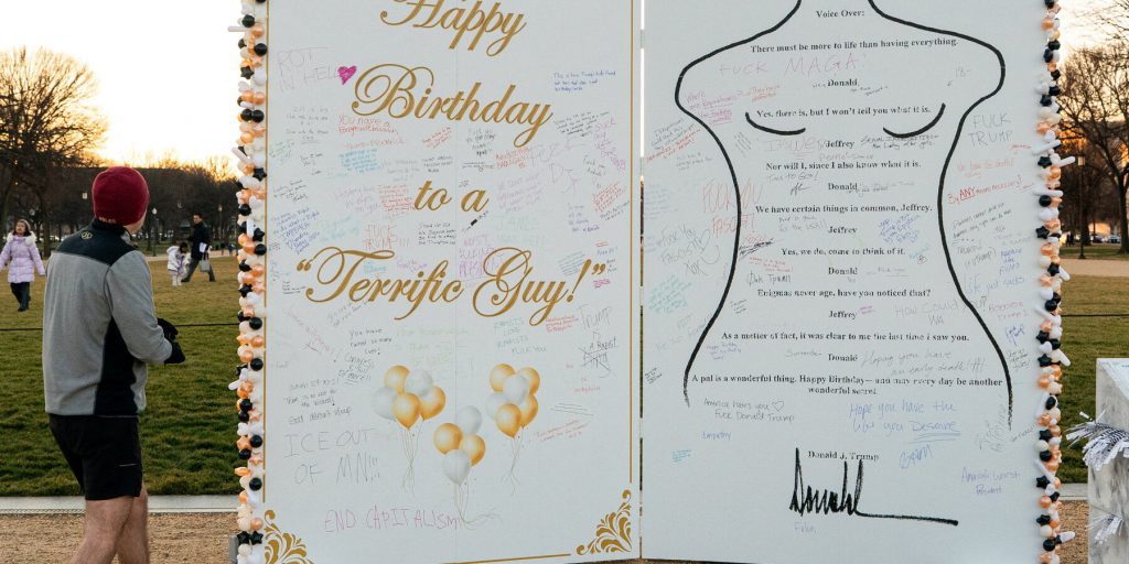 Cartolina di compleanno del 2003 esposta sul National Mall: Trump ne nega la firma