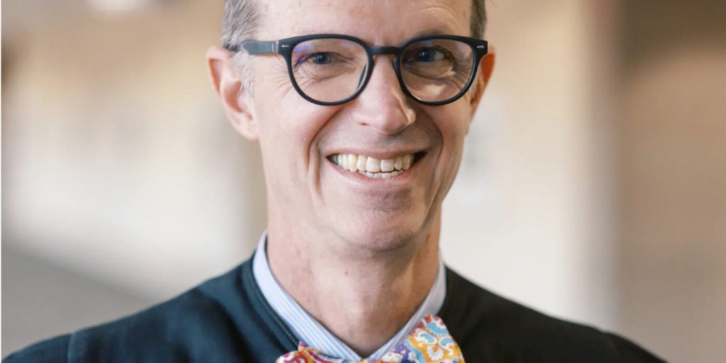 Giudice del Missouri si dimette dopo aver indossato una parrucca di Elvis e aver suonato canzoni del cantante in aula