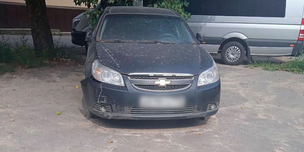 Residenti di Lipetsk esasperati dall'auto abbandonata sulla via Comunista da anni