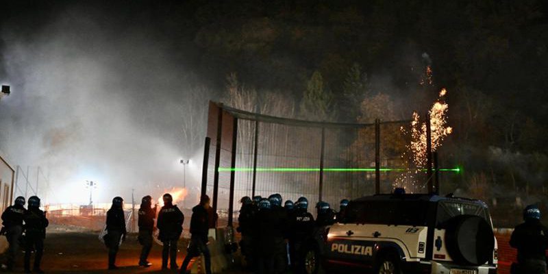 Seconda notte di proteste No Tav: tensioni e violenze al cantiere di Chiomonte